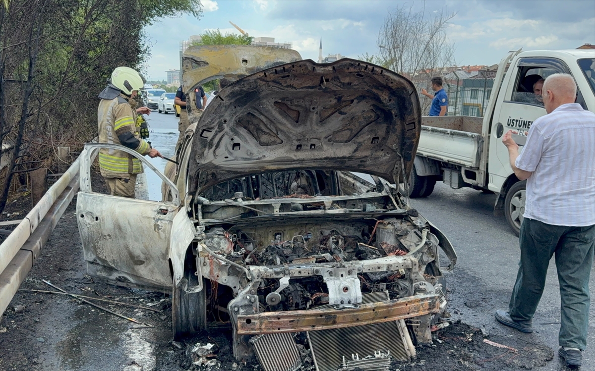 Bayrampaşa'da otomobil alev aldı