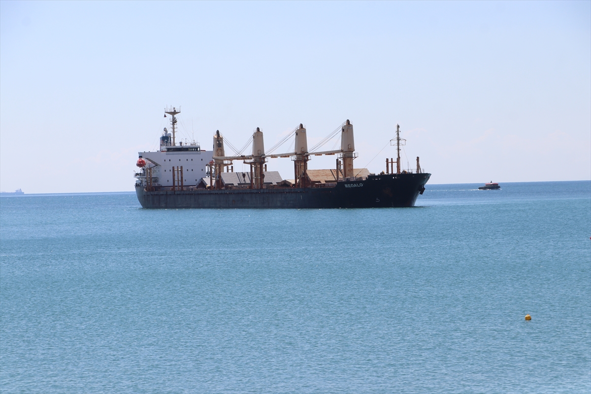 Tekirdağ'da karaya oturan gemi için önlem alındı