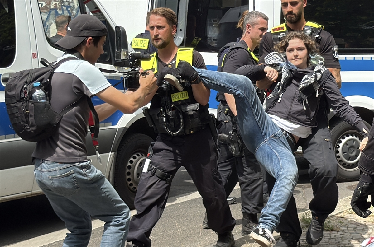 Berlin'de Rheinmetall protestosuna polis müdahalesi