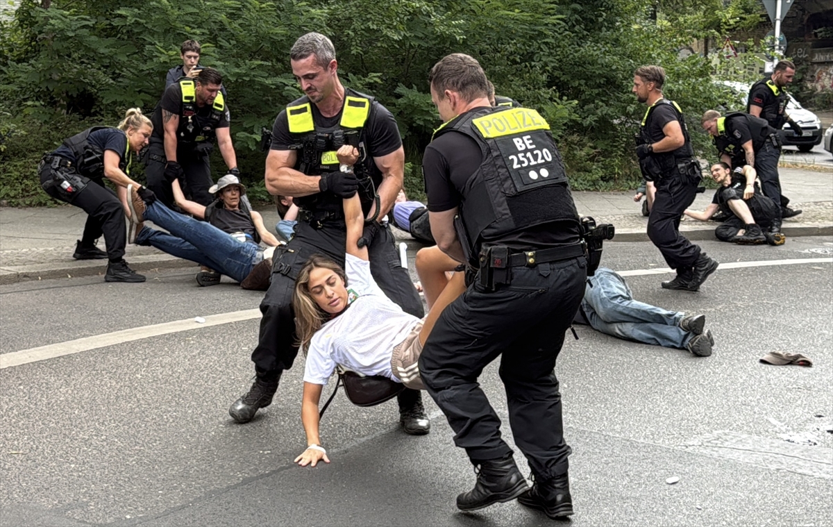 Berlin'de Rheinmetall protestosuna polis müdahalesi