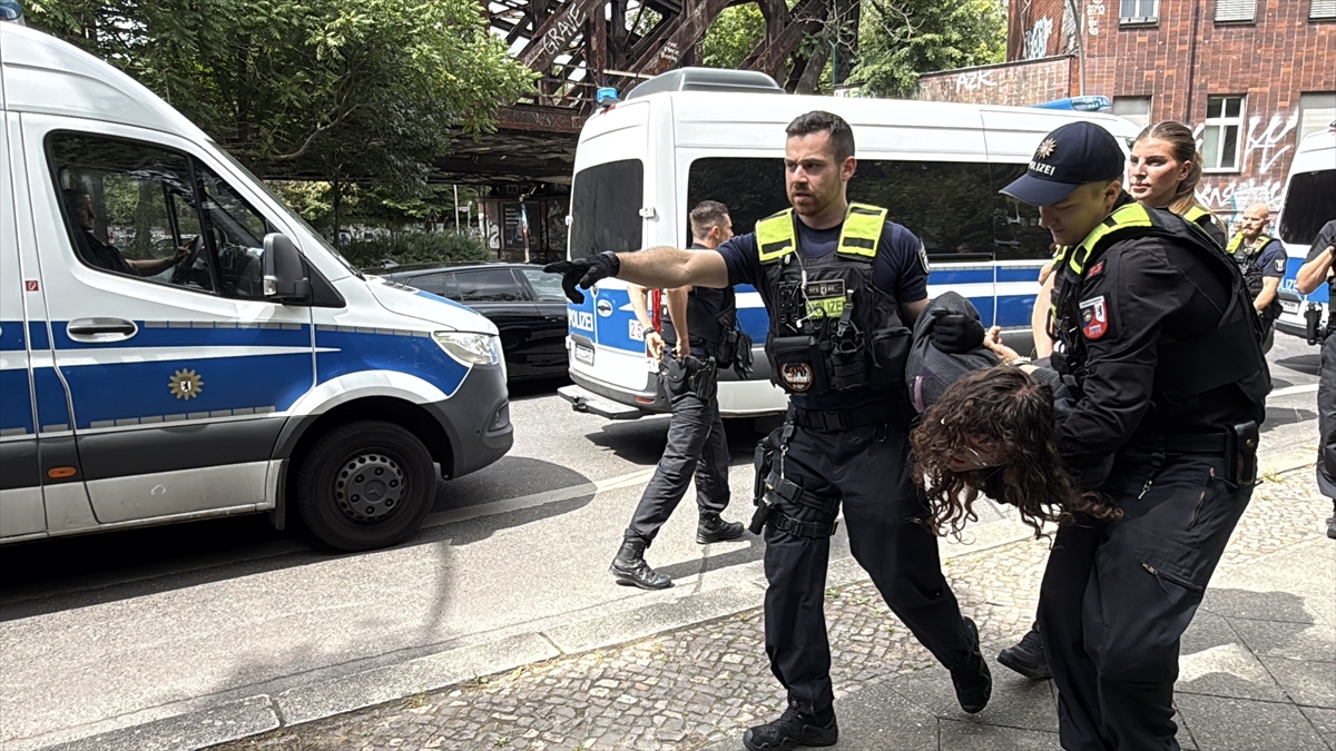 Berlin'de Rheinmetall protestosuna polis müdahalesi