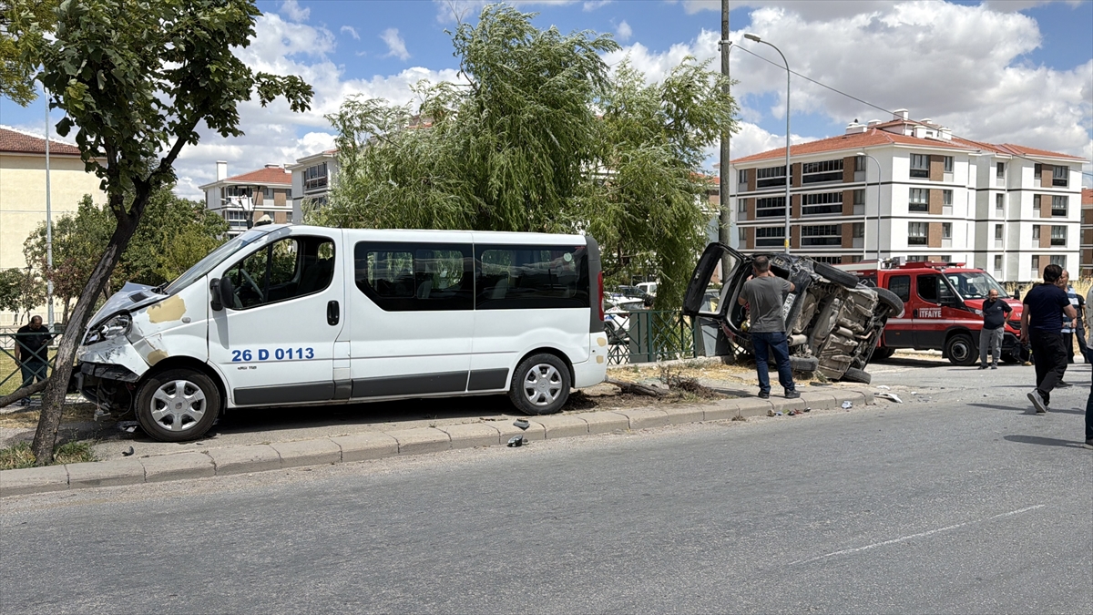 Eskişehir'de minibüs ve otomobil çarpıştı: 8 yaralı