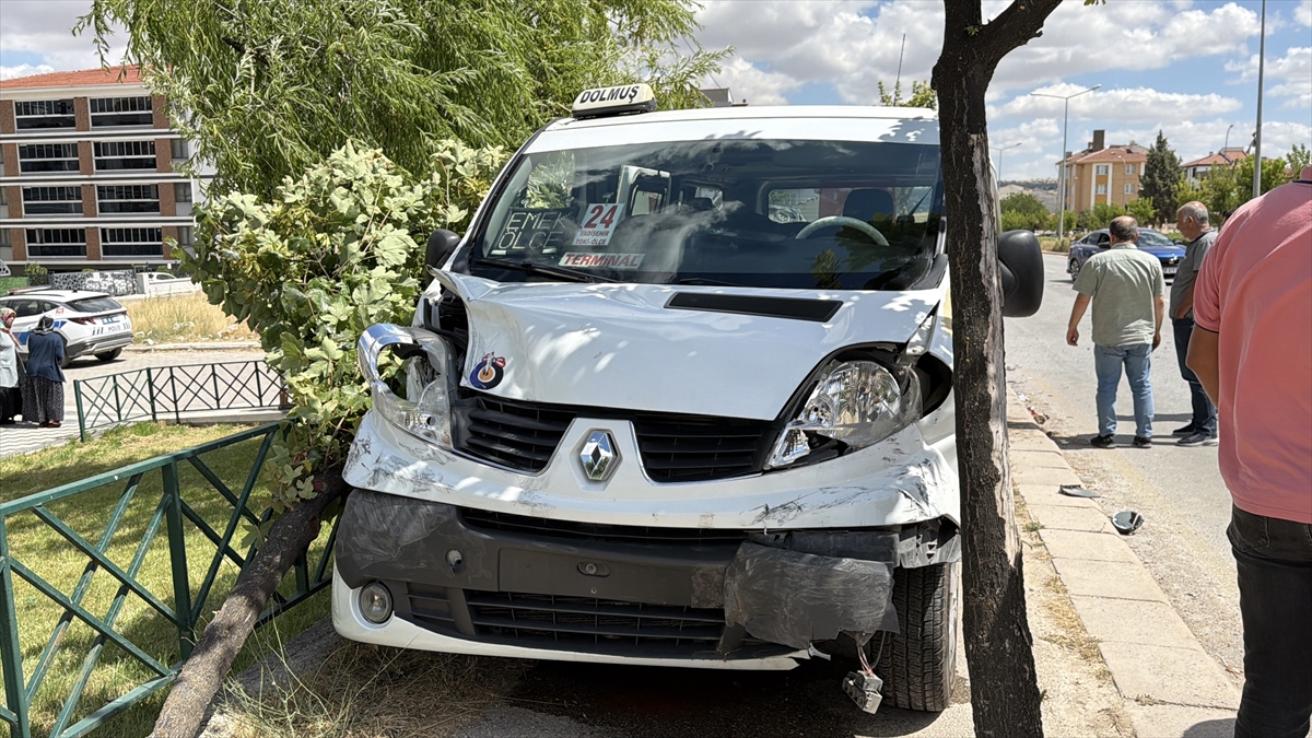 Eskişehir'de minibüs ve otomobil çarpıştı: 8 yaralı