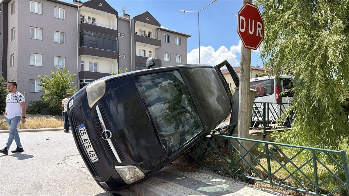 Eskişehir'de minibüs ve otomobil çarpıştı: 8 yaralı