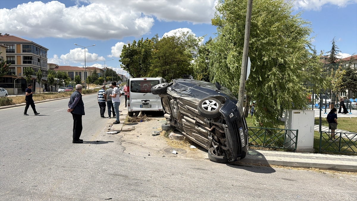 Eskişehir'de minibüs ve otomobil çarpıştı: 8 yaralı