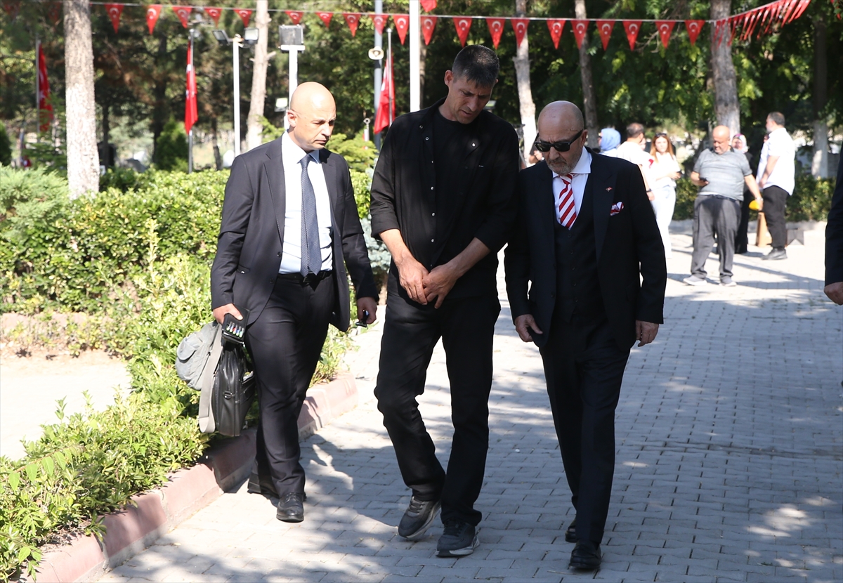 Aksakallı: Ömer Halisdemir ihanete dur dedi