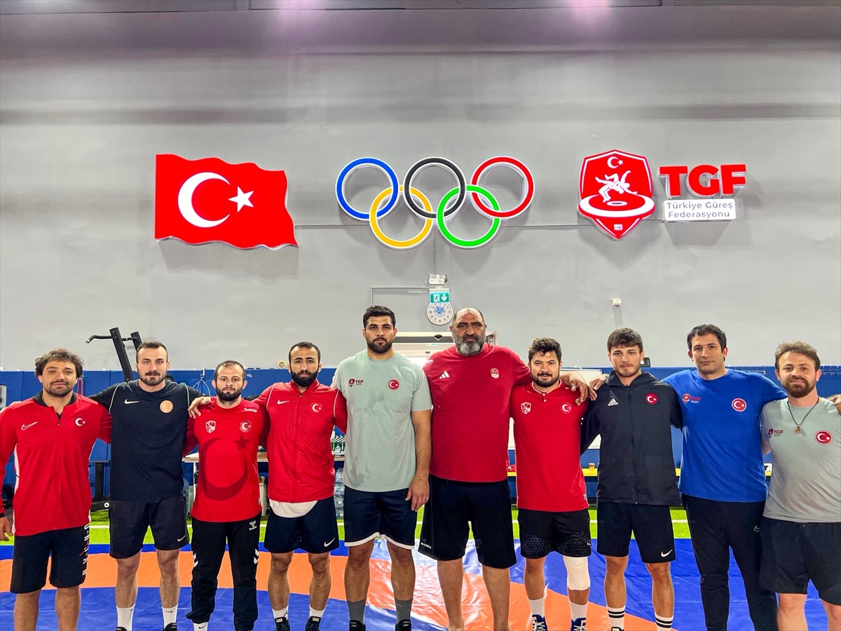 Milli güreşçiler Macaristan'da madalya arayacak