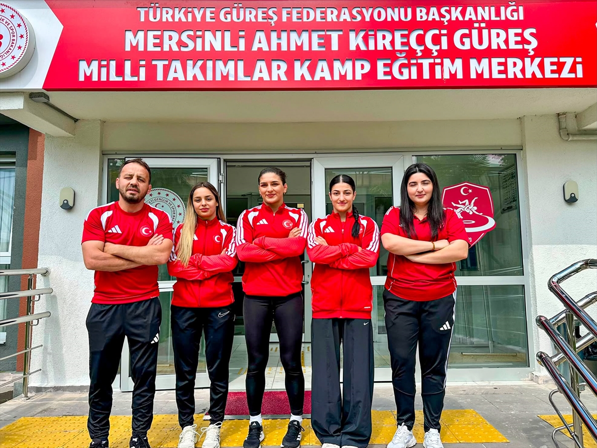 Milli güreşçiler Macaristan'da madalya arayacak