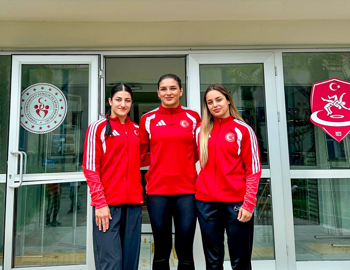 Milli güreşçiler Macaristan'da madalya arayacak