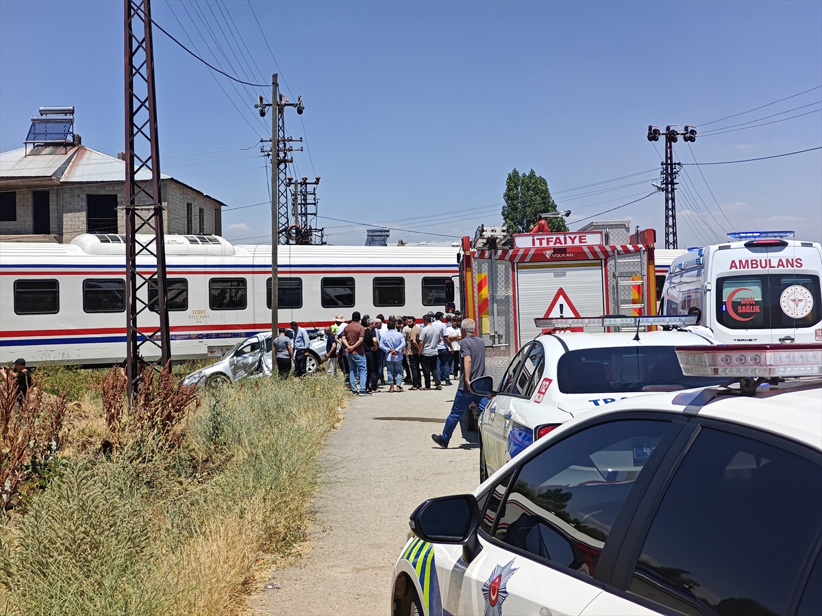 Muş'ta tren otomobile çarptı: 3 yaralı