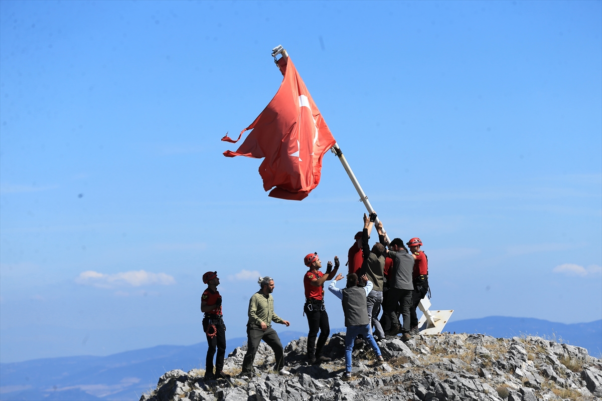 Spil Dağı'ndaki Türk Bayrağı Yenilendi