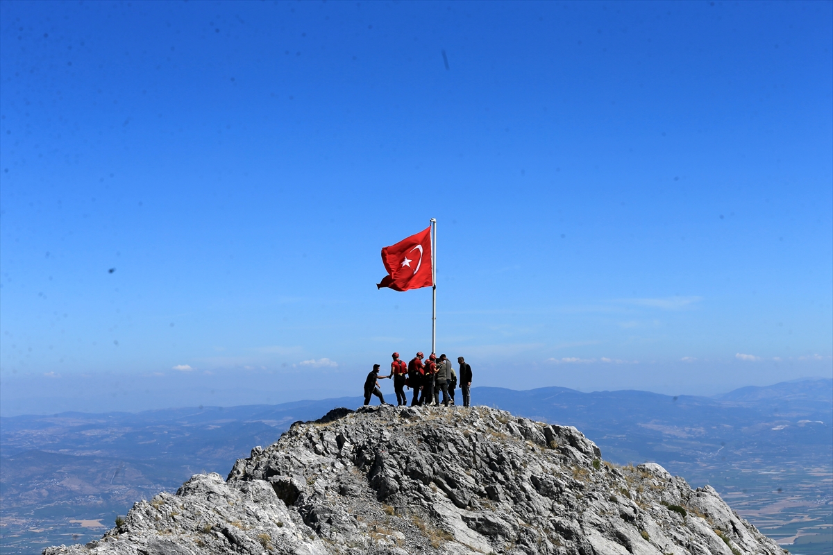 Spil Dağı'ndaki Türk Bayrağı Yenilendi