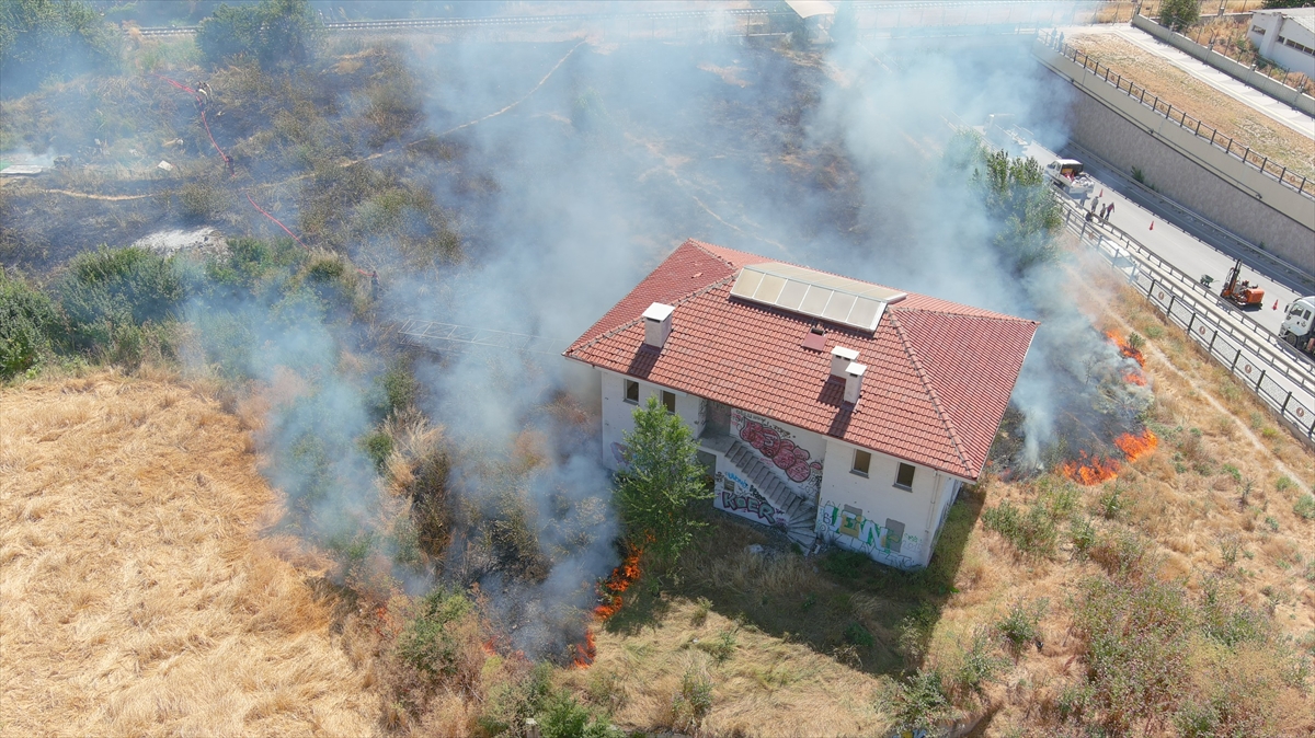 Kütahya'da otluk alanda yangın söndürüldü