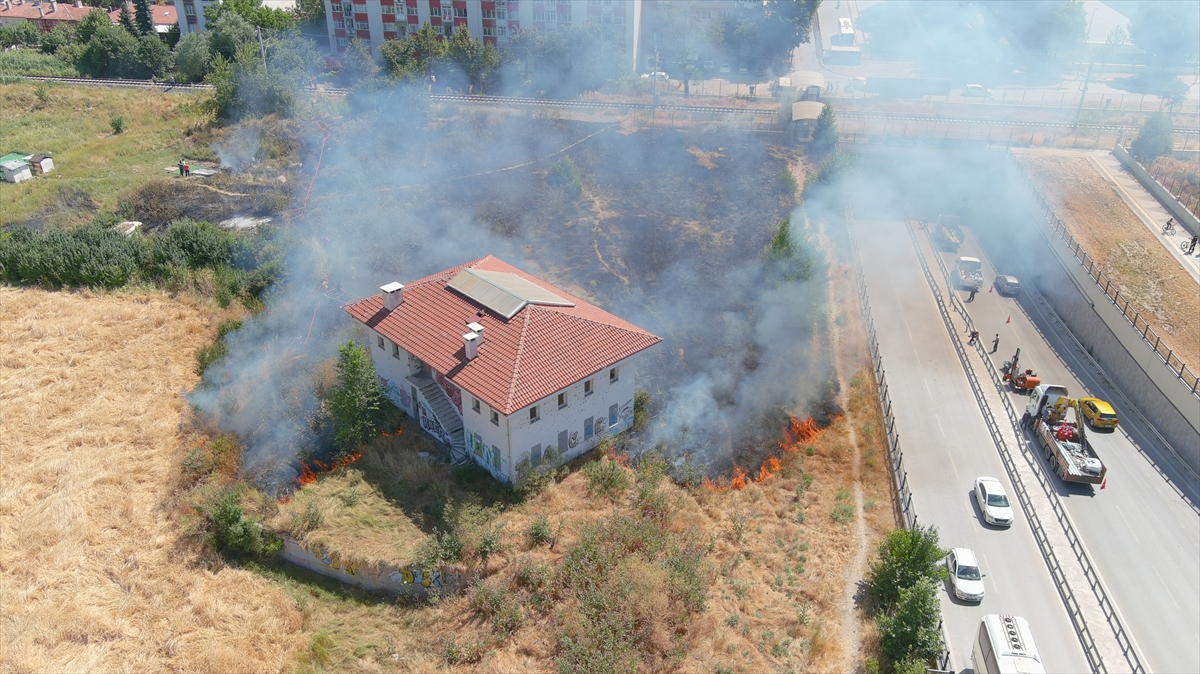 Kütahya'da otluk alanda yangın söndürüldü