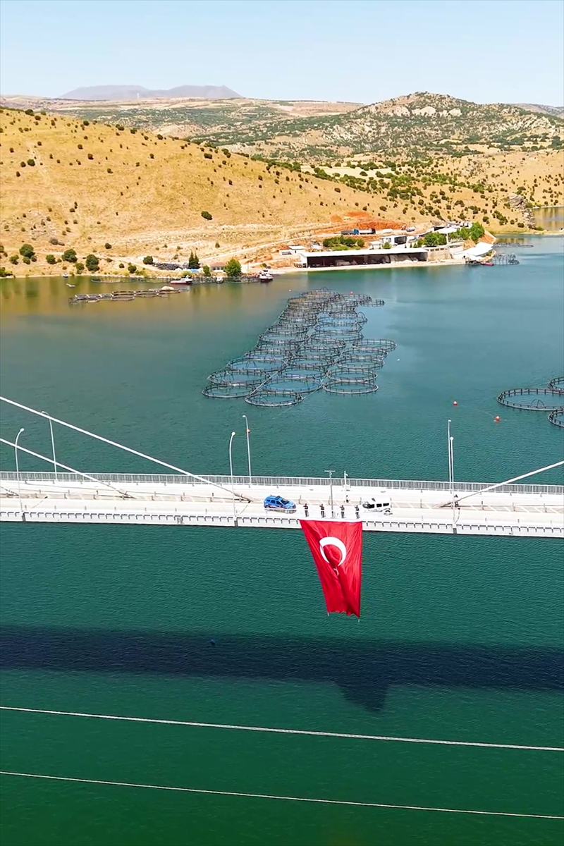 Elazığ'da köprüye dev Türk bayrağı asıldı