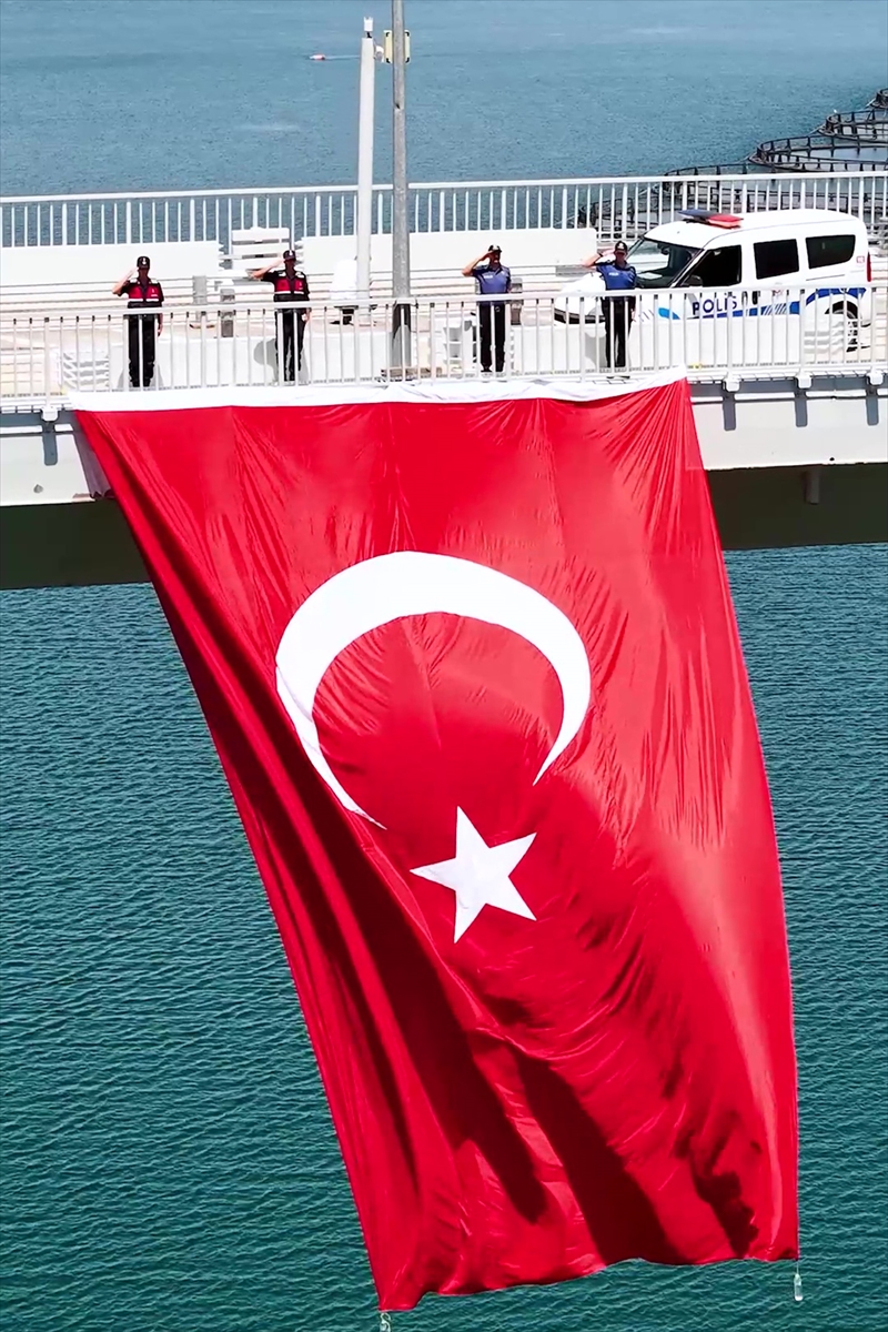 Elazığ'da köprüye dev Türk bayrağı asıldı