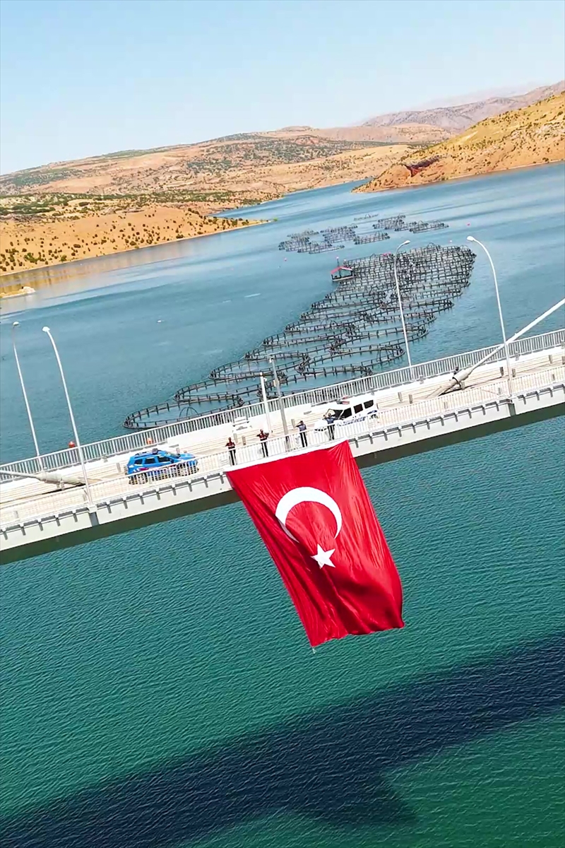 Elazığ'da köprüye dev Türk bayrağı asıldı