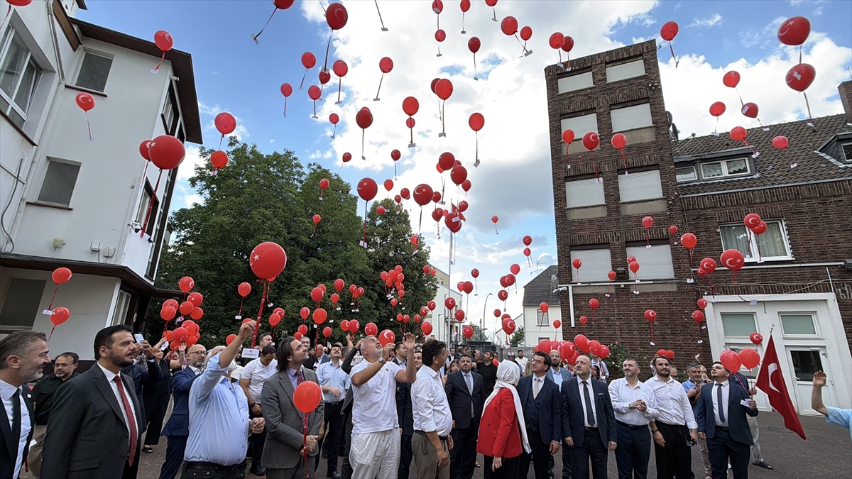 Köln: 15 Temmuz şehitleri için balonlar uçuruldu