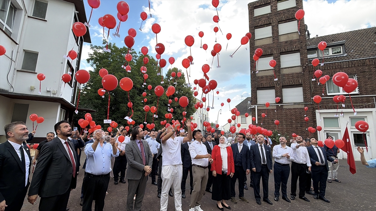 Köln: 15 Temmuz şehitleri için balonlar uçuruldu