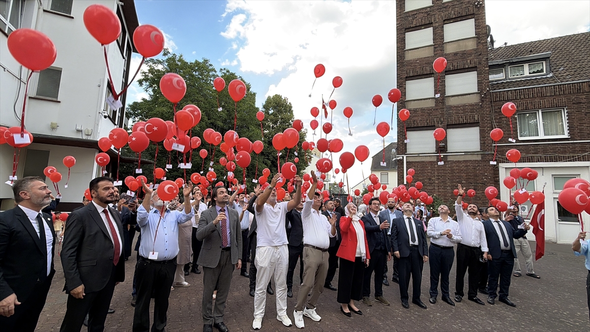 Köln: 15 Temmuz şehitleri için balonlar uçuruldu