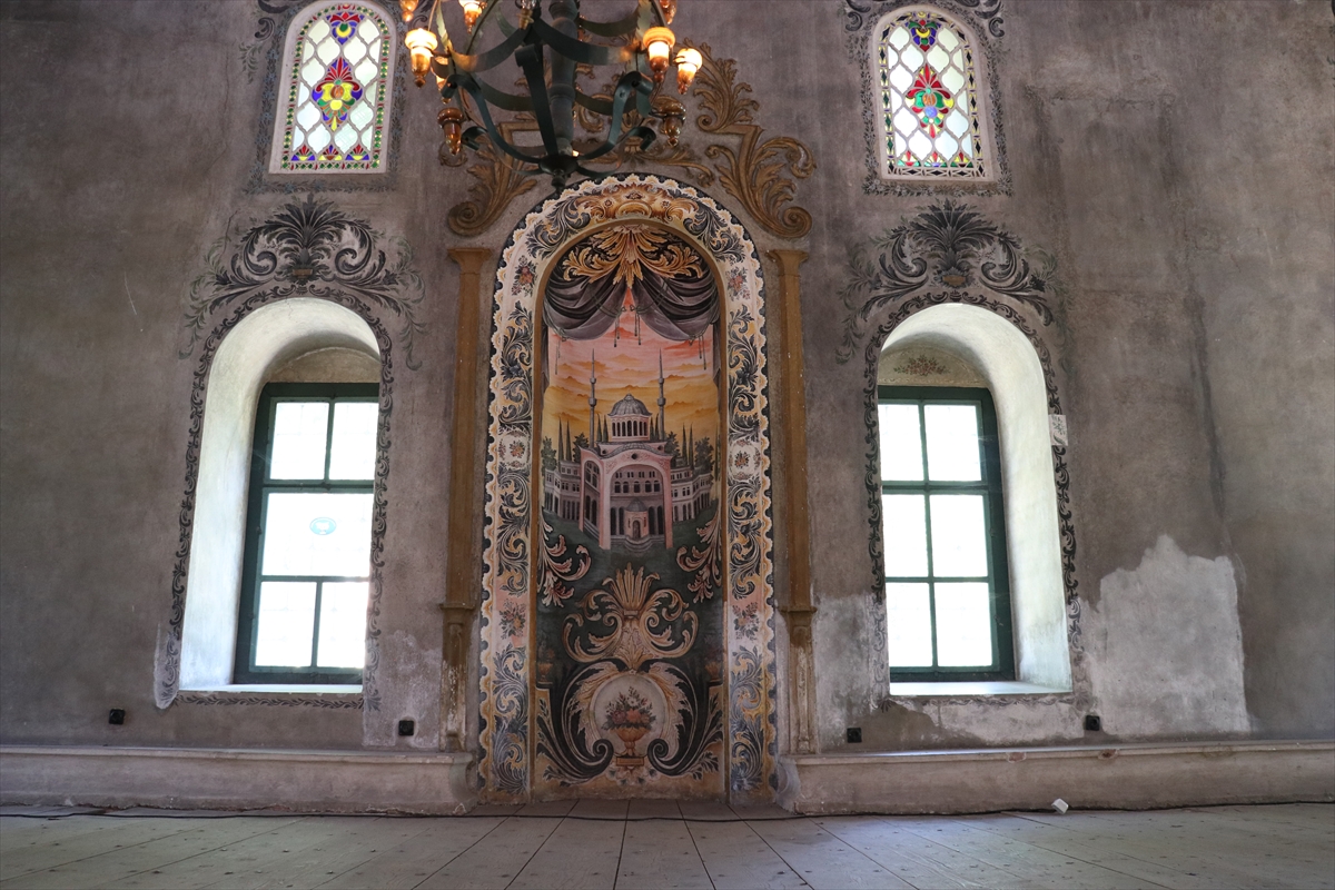 Bayraklı Camii: Osmanlı mirası barok süslemelerle korunuyor