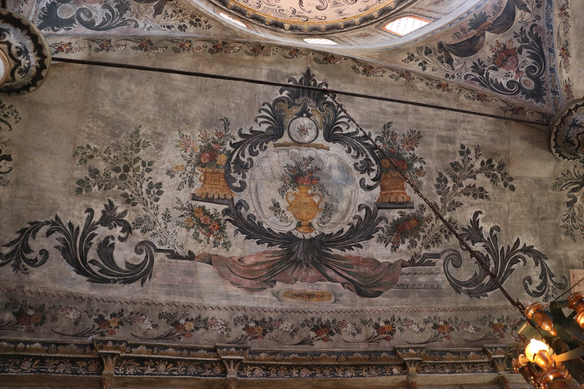 Bayraklı Camii: Osmanlı mirası barok süslemelerle korunuyor