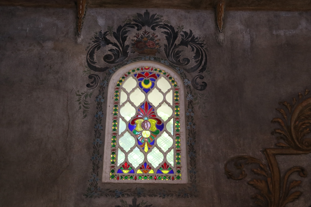 Bayraklı Camii: Osmanlı mirası barok süslemelerle korunuyor