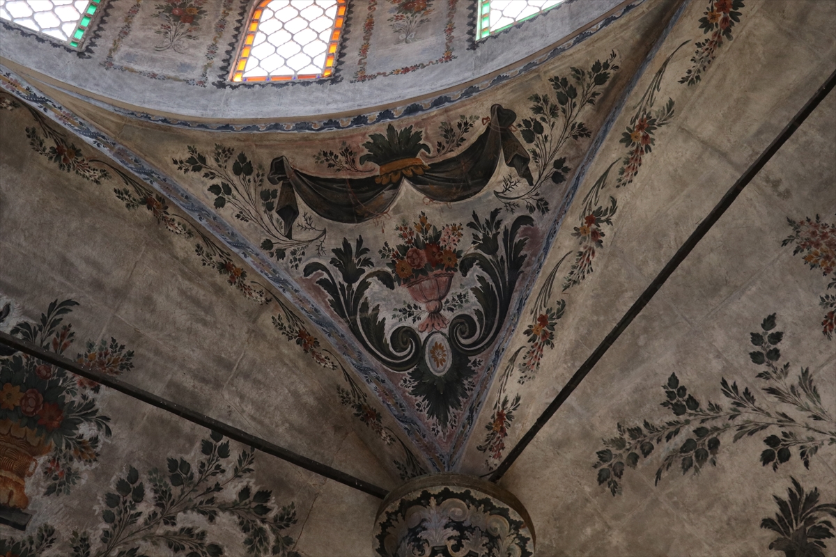 Bayraklı Camii: Osmanlı mirası barok süslemelerle korunuyor