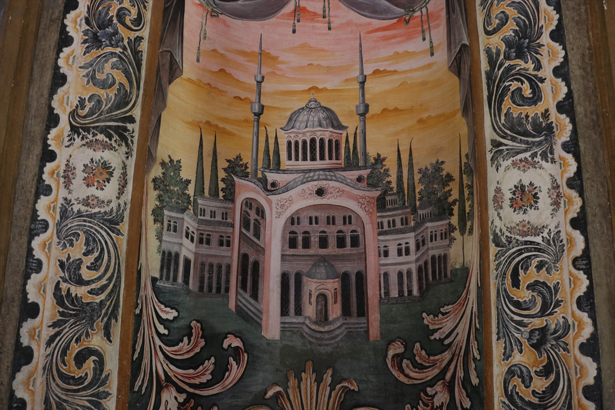 Bayraklı Camii: Osmanlı mirası barok süslemelerle korunuyor