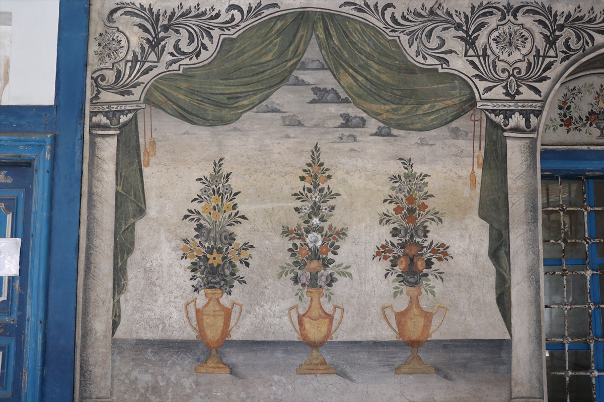 Bayraklı Camii: Osmanlı mirası barok süslemelerle korunuyor