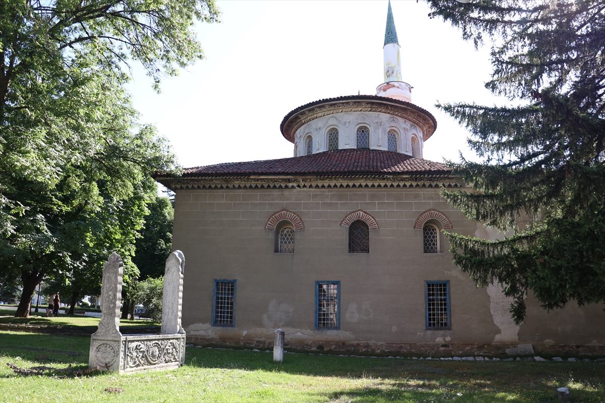 Bayraklı Camii: Osmanlı mirası barok süslemelerle korunuyor