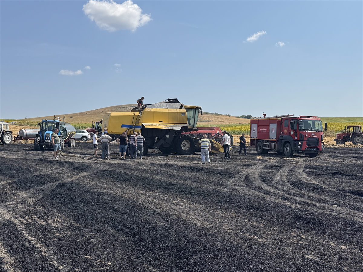 Edirne'de biçerdöver yangını 30 dekarlık tarlayı kül etti