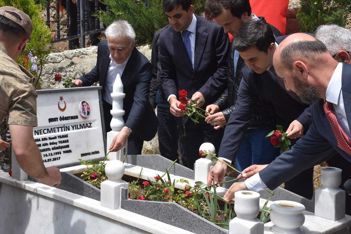 Şehit öğretmen Yılmaz mezarı başında anıldı