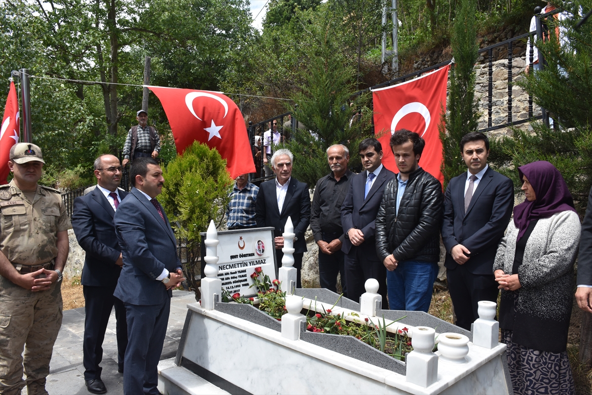 Şehit öğretmen Yılmaz mezarı başında anıldı