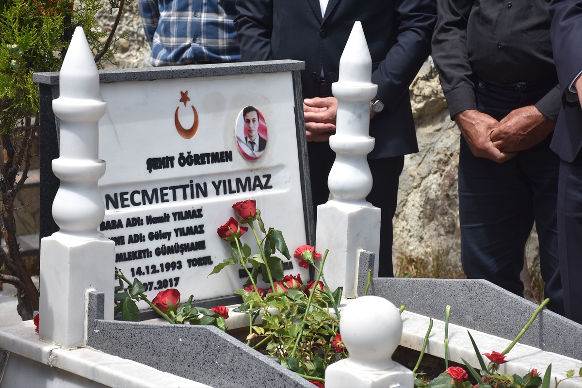 Şehit öğretmen Yılmaz mezarı başında anıldı