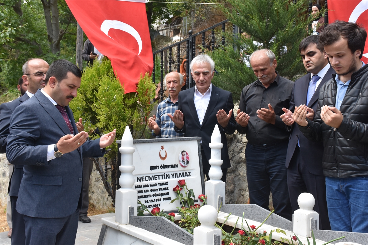 Şehit öğretmen Yılmaz mezarı başında anıldı