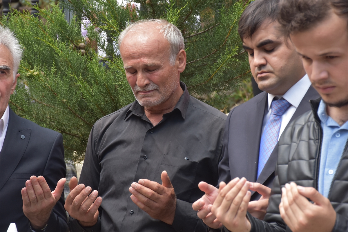 Şehit öğretmen Yılmaz mezarı başında anıldı