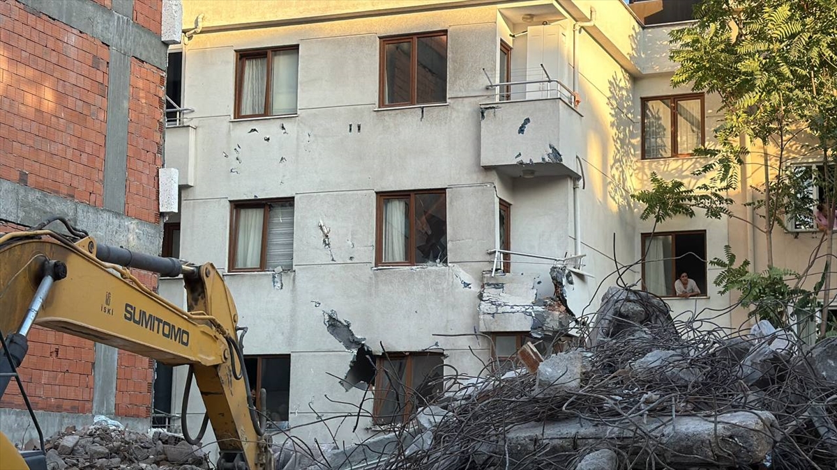 Küçükçekmece'de Yıkım Sırasında Bina Kaydı