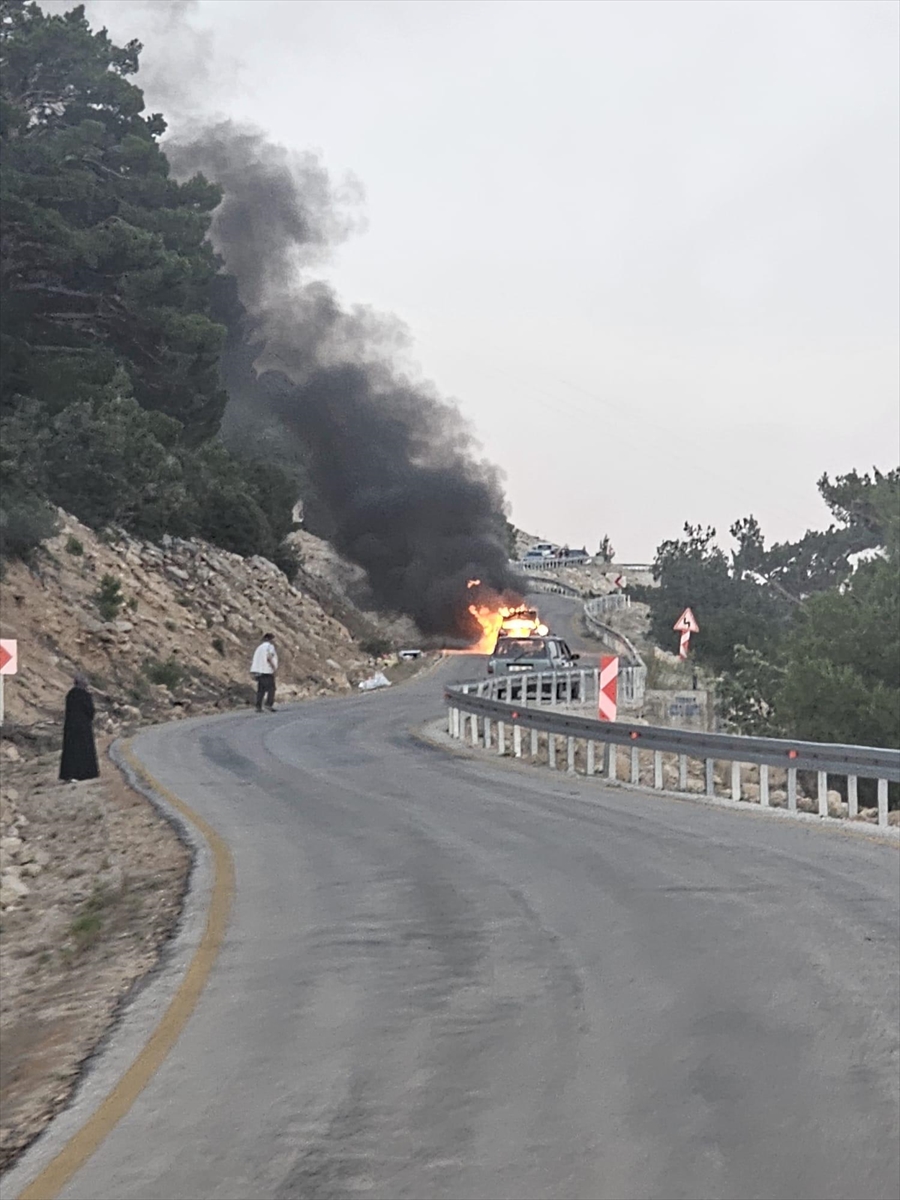 Mersin'de seyir halindeki otomobil alev aldı
