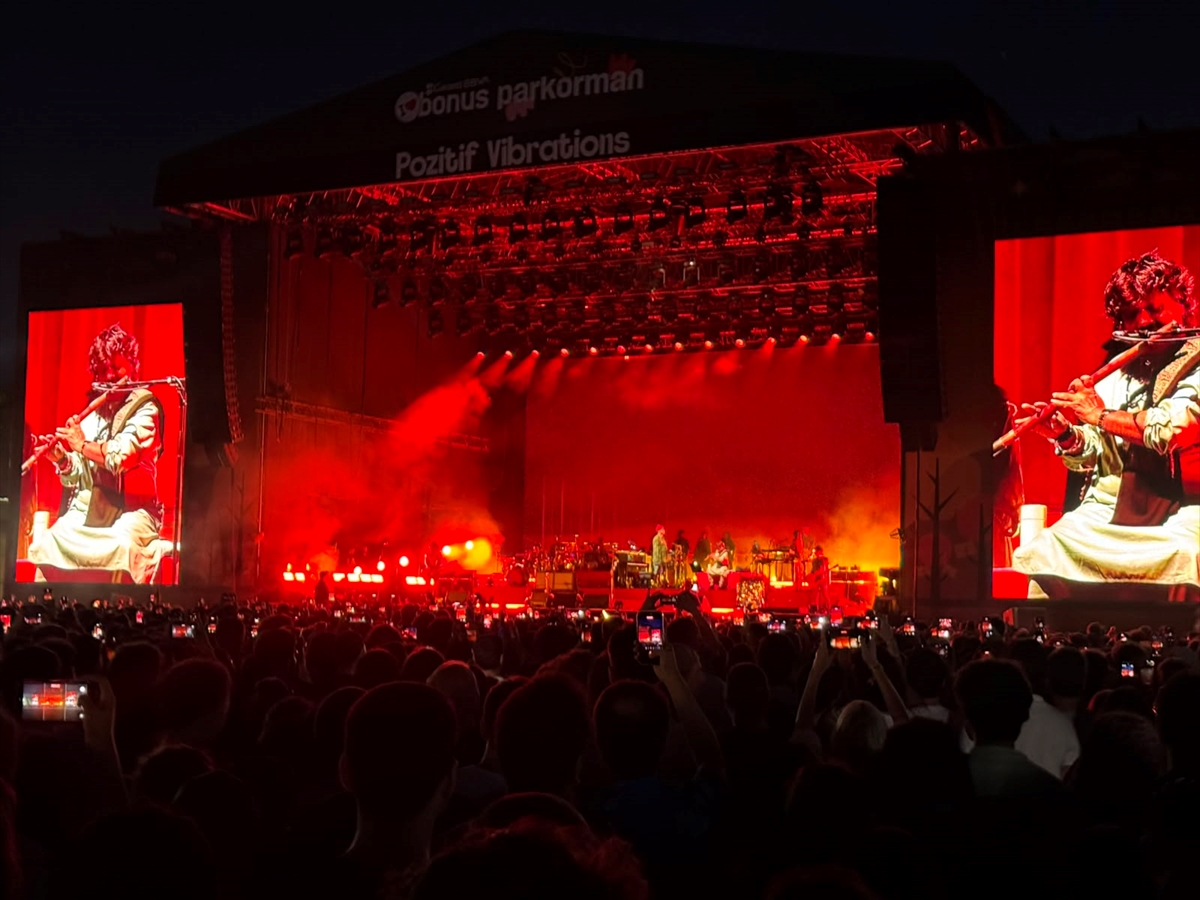 Gorillaz İstanbul'da unutulmaz konser verdi