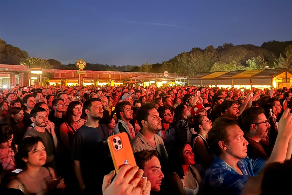 Gorillaz İstanbul'da unutulmaz konser verdi