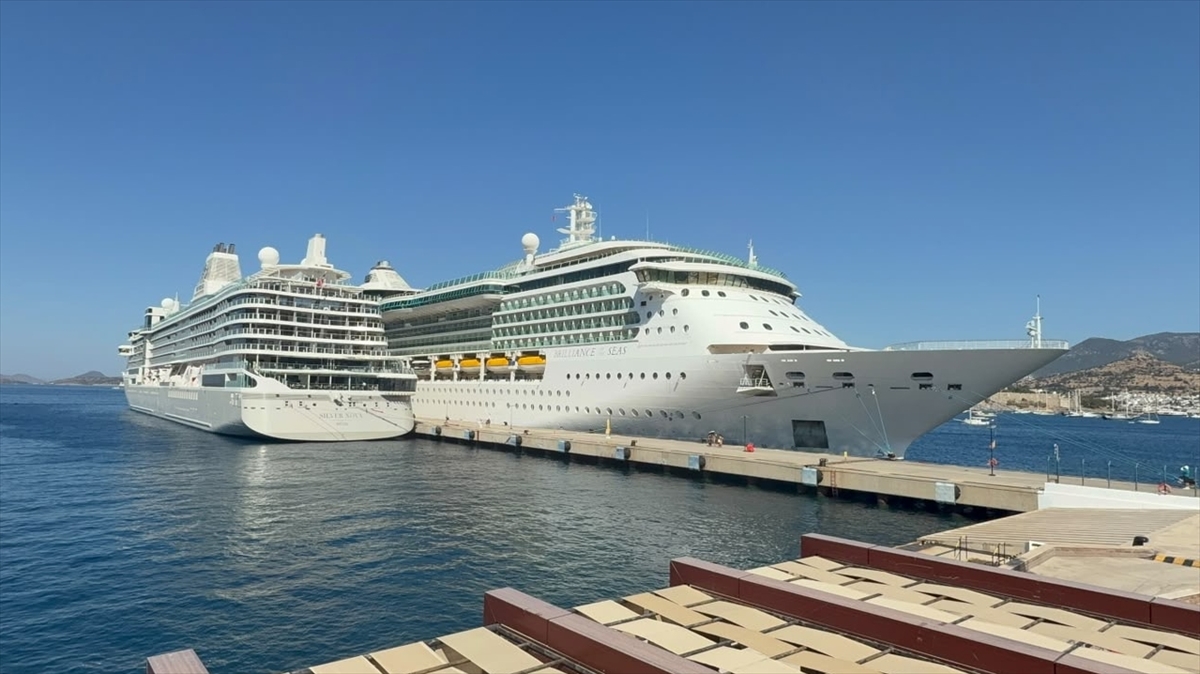 Bodrum'a 3.319 turist taşıyan 2 kruvaziyer yanaştı