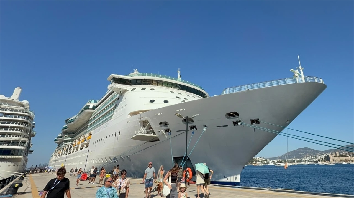 Bodrum'a 3.319 turist taşıyan 2 kruvaziyer yanaştı