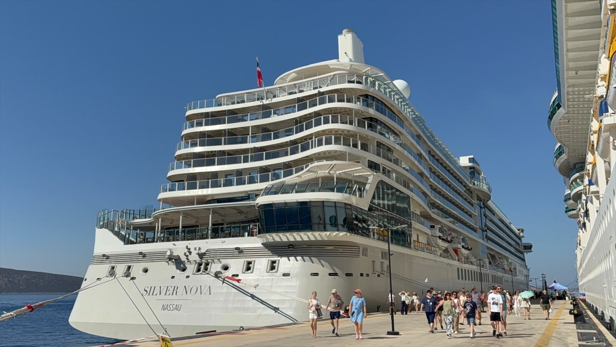 Bodrum'a 3.319 turist taşıyan 2 kruvaziyer yanaştı