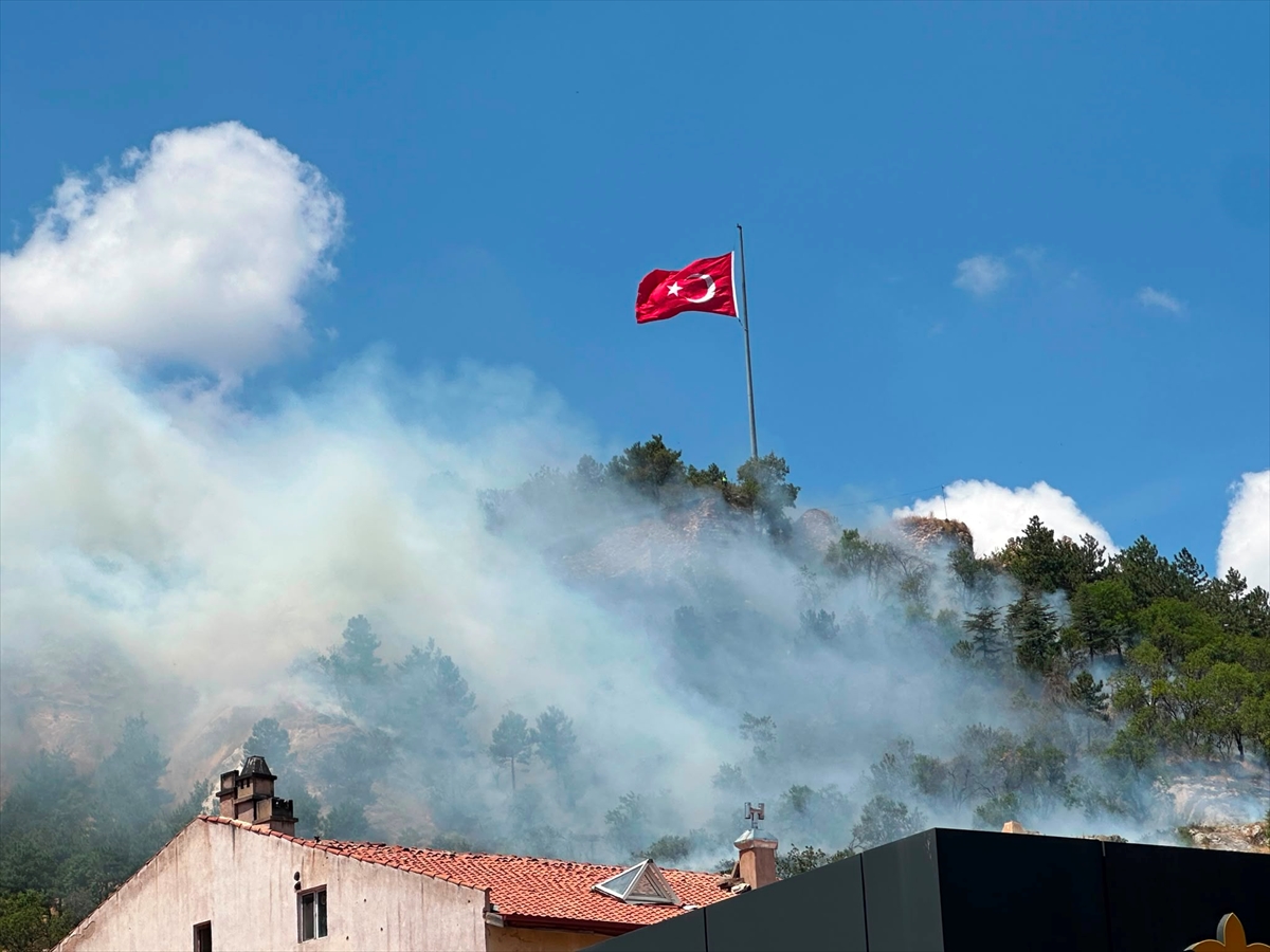 Kütahya Kalesi'nde yangın: Ekipler müdahale ediyor