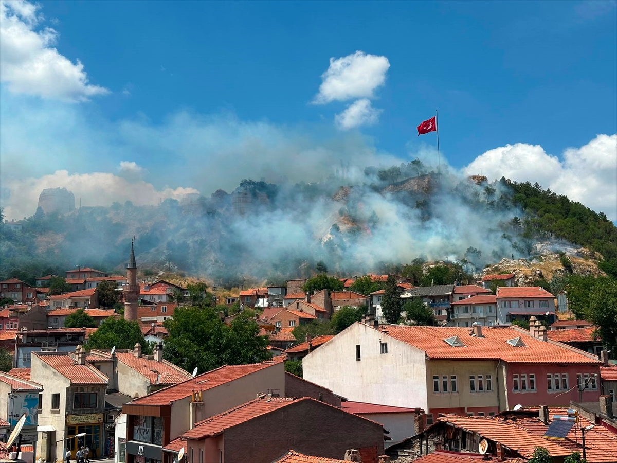 Kütahya Kalesi'nde yangın: Ekipler müdahale ediyor