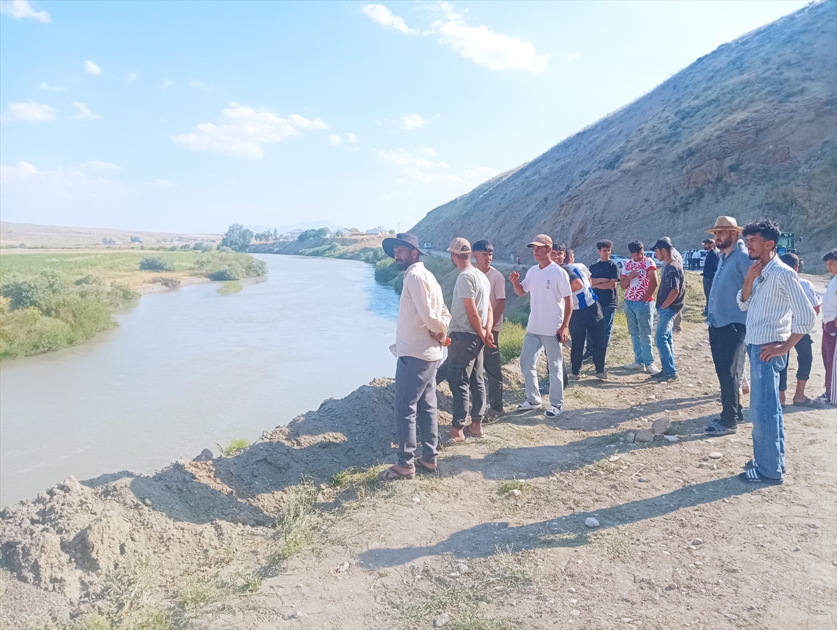 Muş'ta akarsuya düşen iki kardeşten biri öldü, diğeri aranıyor