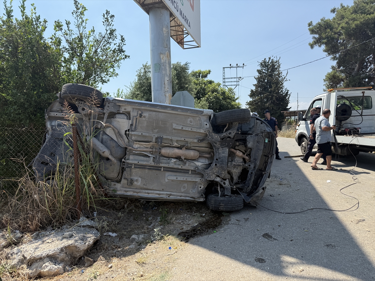Mersin'de otomobil devrildi: 4 yaralı