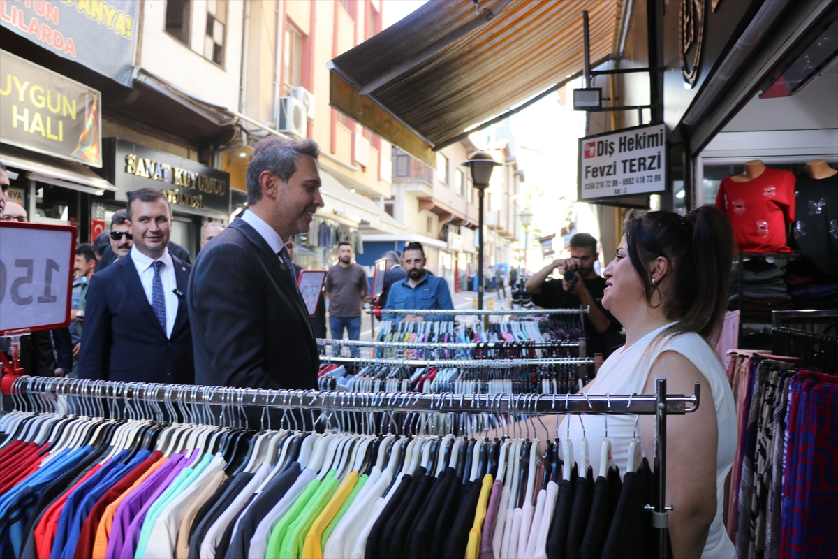Bakan Bayraktar: Amasya'da esnafla buluştu