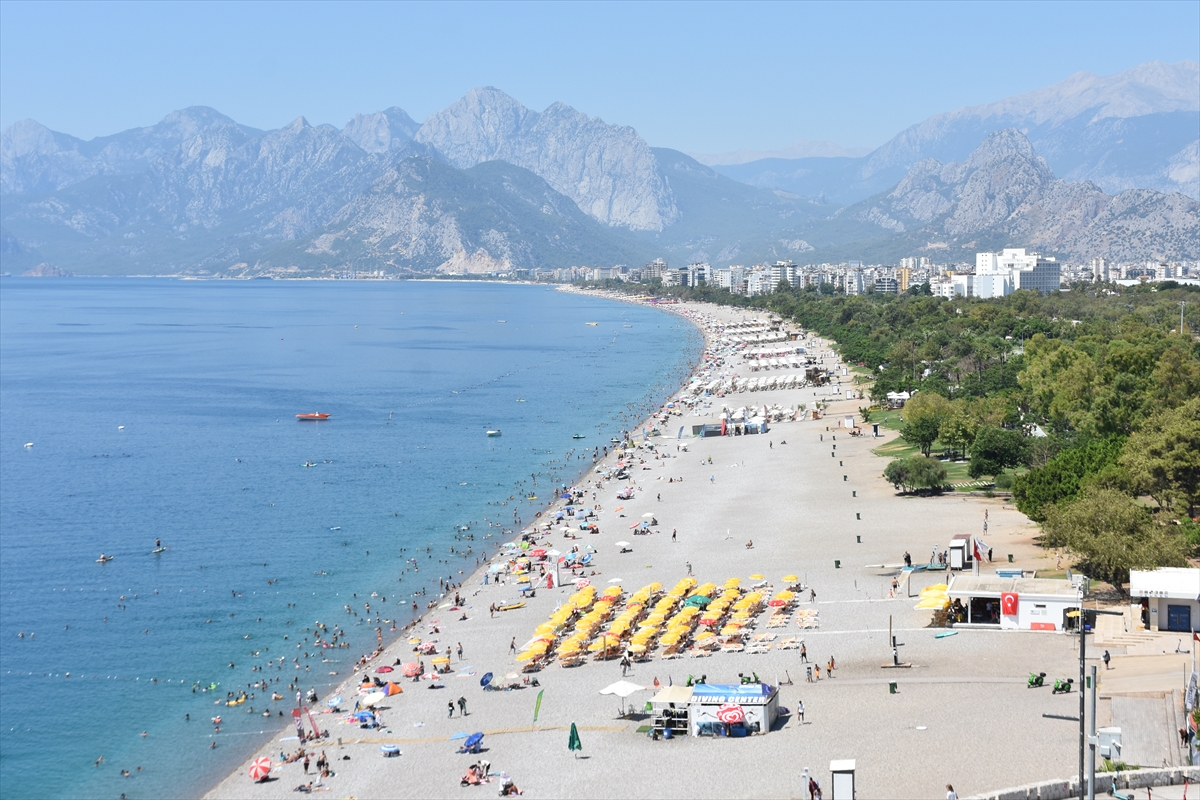 Hava sıcaklığının 38 dereceye ulaştığı Antalya'nın sahillerinde yoğunluk yaşandı